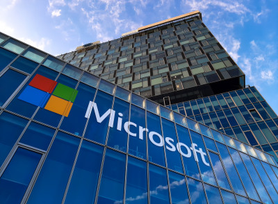 Η Microsoft προσπαθεί να «κλέψει» το προσωπικό της OpenAI