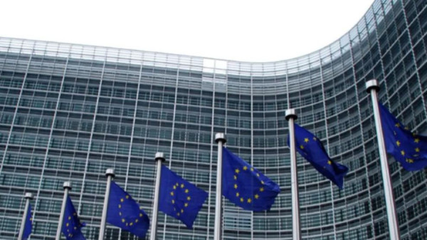 Politico: Η Κομισιόν απέλυσε αξιωματούχο για δωροδοκία από το Κατάρ