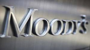«Πάγωσε» λόγω κορονοϊού η αξιολόγηση της Moody’s για την Ελλάδα