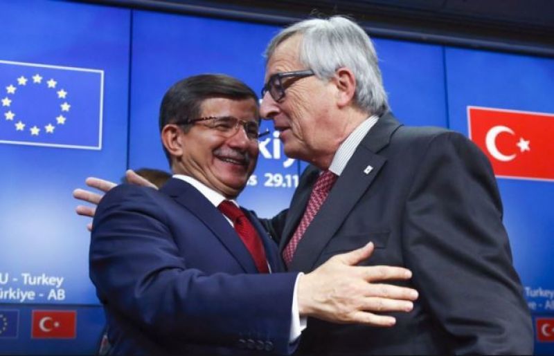 «Βέτο» Νταβούτογλου στις… απειλές Γιούνκερ: «Βίζα αλλιώς ακυρώνουμε τη συμφωνία»