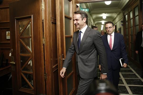 Guardian: Ο νέος πρωθυπουργός έχει βάλει τις μηχανές στο φουλ