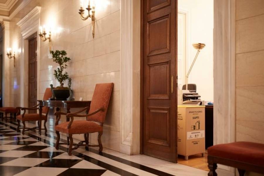 Πρόγραμμα Ανταποδοτικής Ανακύκλωσης εφαρμόζει το Μέγαρο Μαξίμου