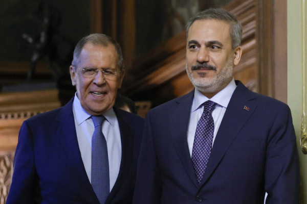 Τηλεφωνική επικοινωνία Φιντάν – Λαβρόφ με φόντο την Ουκρανία: Συμφωνία για τακτική επαφή