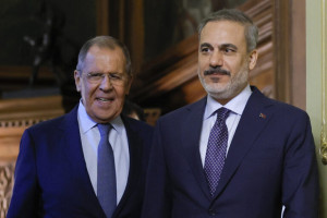 Τηλεφωνική επικοινωνία Φιντάν – Λαβρόφ με φόντο την Ουκρανία: Συμφωνία για τακτική επαφή
