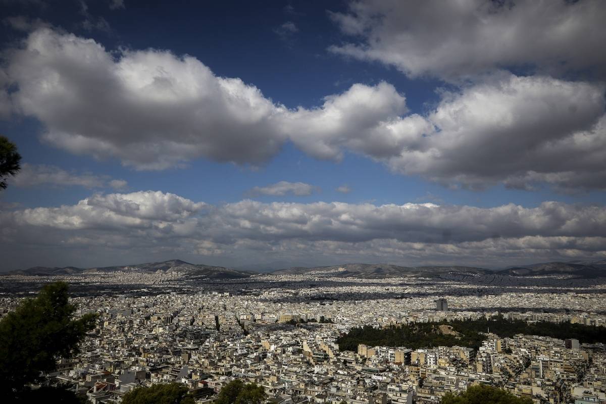 Καιρός: Παροδικές νεφώσεις και βροχές στα δυτικά