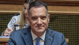 Το ΠΑΣΟΚ επισημαίνει «καρφιά» του Άδωνι για τον Δένδια