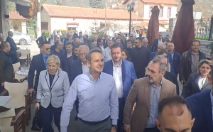 Στα Καλάβρυτα ο Μητσοτάκης- Επισκέφθηκε αμπελώνες και το Μέγα Σπήλαιο