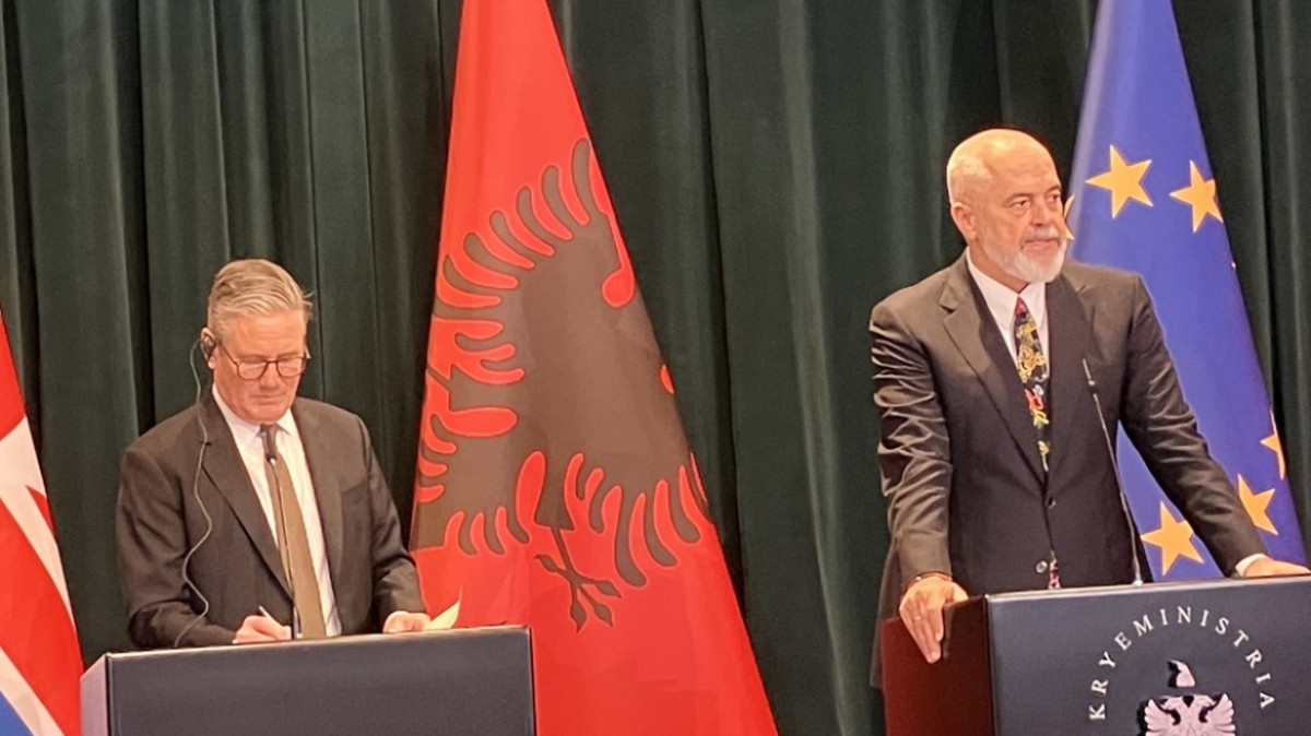 Στάρμερ: Μιλά για κέντρα επιστροφής προσφύγων αλλά ο Ράμα αρνείται