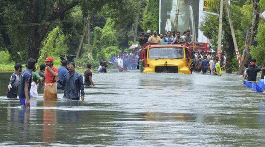 Ινδία: Τουλάχιστον 445 οι νεκροί από τις πλημμύρες