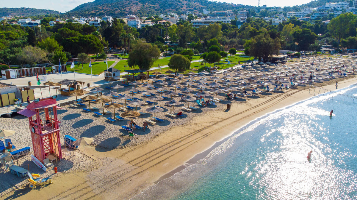 Βουλιαγμένη: Νεκρός 82χρονος μετά από καβγά για ξαπλώστρα – Στο Αστυνομικό Τμήμα 76χρονος και 21χρονη