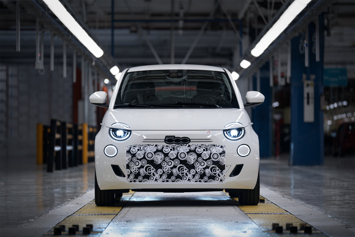 Το πρώτο new FIAT 500 Hybrid βγήκε ήδη από τη γραμμή παραγωγής