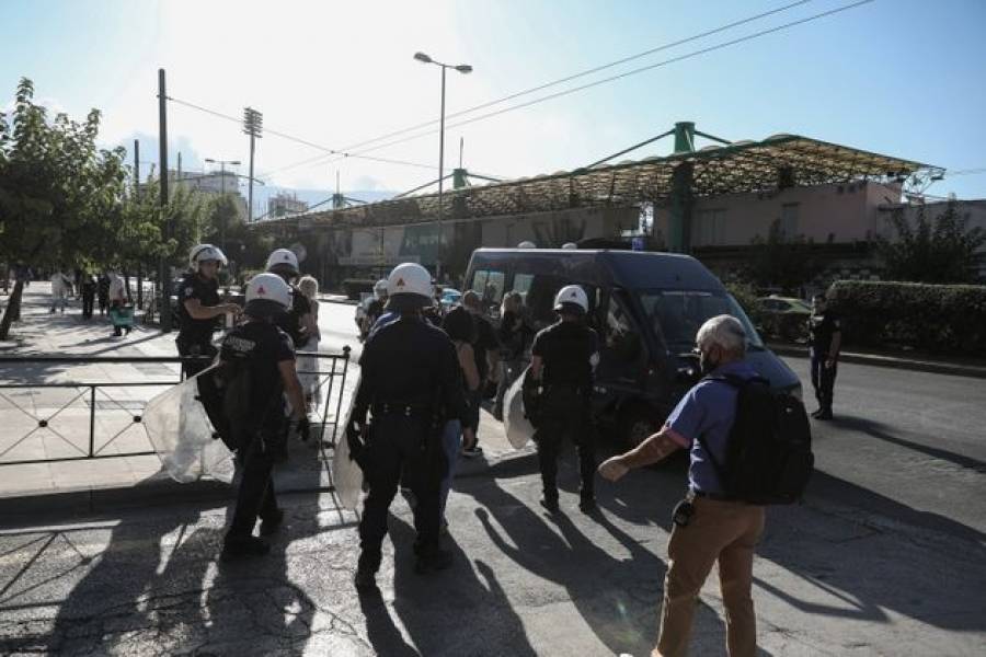 Μετατράπηκαν σε συλλήψεις οι προσαγωγές 10 υποστηρικτών της Χρυσής Αυγής