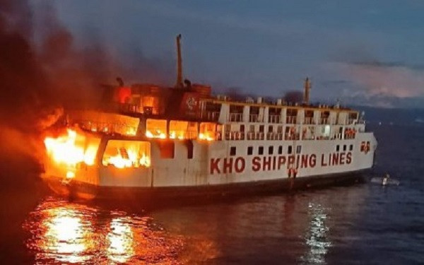 Φιλιππίνες: Αίσιο τέλος για την περιπέτεια πλοίου που έπιασε φωτιά