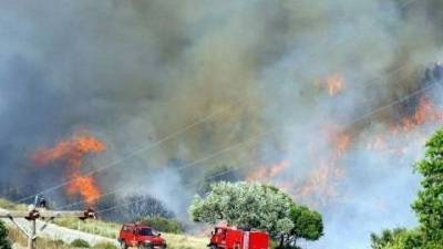 Φωτιά στην Ικαρία: Εκκενώθηκαν προληπτικά οικισμοί
