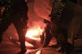 Παραμένει στην εντατική η δικηγόρος που τραυματίστηκε από φωτοβολίδα