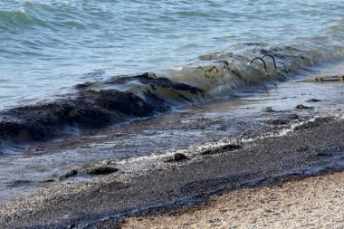 Σε ποιες ακτές της Αττικής απαγορεύεται το κολύμπι λόγω πετρελαιοκηλίδας