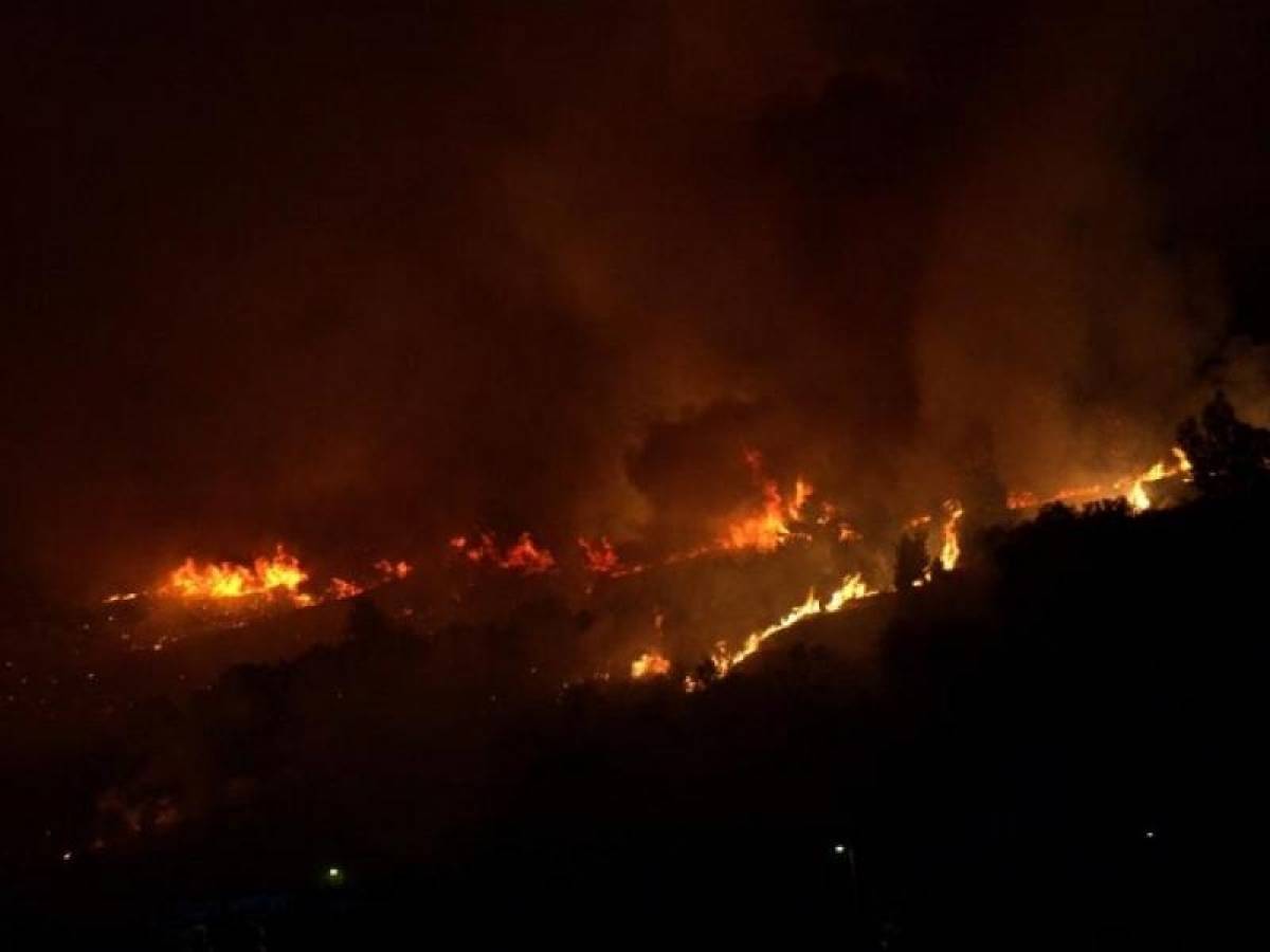 Τριπλό πύρινο μέτωπο στην Εύβοια – Εκκενώθηκαν οικισμοί