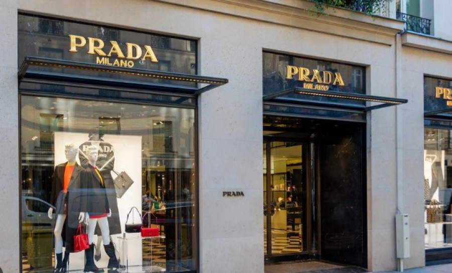 Prada: Ανακοίνωσε οριστική συμφωνία εξαγοράς του Versace