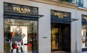 Prada: Ανακοίνωσε οριστική συμφωνία εξαγοράς του Versace