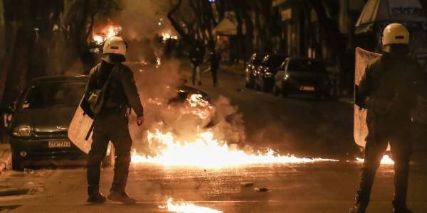 Πεδίο μάχης τα Εξάρχεια με κουκουλοφόρους και μολότοφ εναντίον των ΜΑΤ
