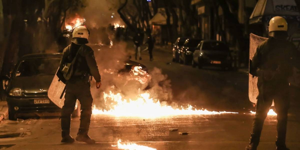 Πεδίο μάχης τα Εξάρχεια με κουκουλοφόρους και μολότοφ εναντίον των ΜΑΤ