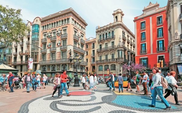 Σε ελεύθερη πτώση ο τουρισμός στην Καταλονία