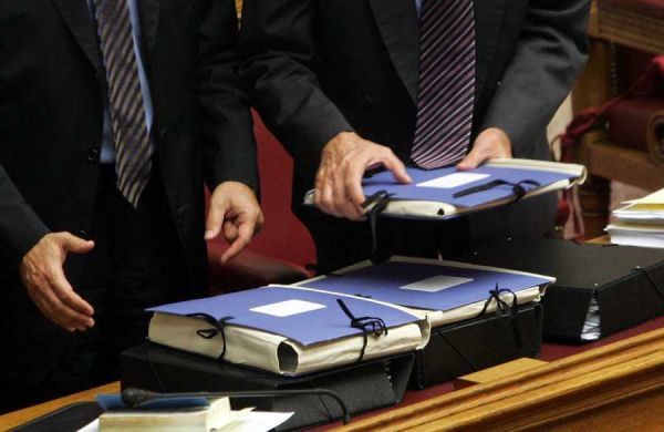 Υπερπλεόνασμα στο τρίμηνο, με... ροκανισμένες δαπάνες-«Τρύπα» στα έσοδα Μαρτίου