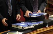 Υπερπλεόνασμα στο τρίμηνο, με... ροκανισμένες δαπάνες-«Τρύπα» στα έσοδα Μαρτίου