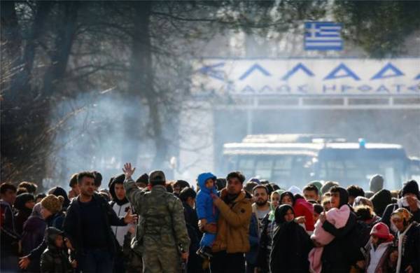 Δείτε βίντεο από τα ελληνοτουρκικά σύνορα, όπου βρίσκονται χιλιάδες πρόσφυγες
