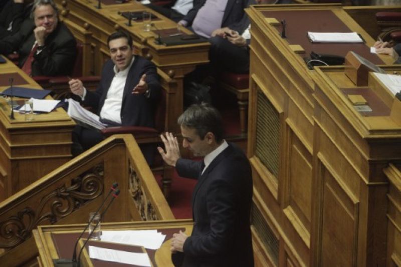 Βουλή-LIVE:«Και πολλές είναι 4 άδειες»-«Εσείς είστε η διαπλοκή»