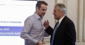 Υπουργεία και… ενορία: Η πίτα ολόκληρη κι ο σκύλος χορτάτος