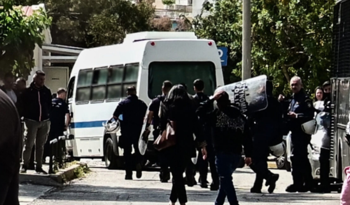 Επεισόδια στη Νομική: Απολογήθηκαν οι έξι κατηγορούμενοι- Αρνούνται τις κατηγορίες