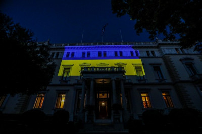 Στα εθνικά χρώματα της Ουκρανίας φωταγωγήθηκε το Προεδρικό Μέγαρο (photos)
