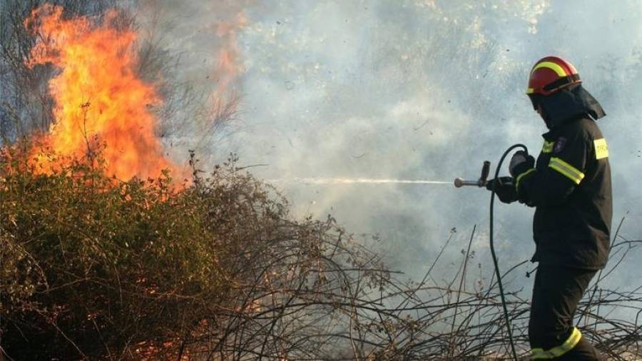 Πυρκαγιές σε Αττική και επαρχία μετά το μεσημέρι