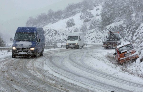 Διακοπή κυκλοφορίας στην περιφερειακή Πεντέλης-Νέας Μάκρης, λόγω χιονόπτωσης