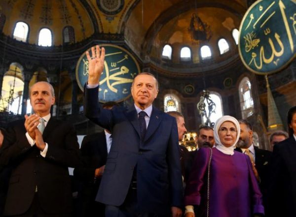 Νέα πρόκληση: Χαιρέτησε μουσουλμανικά μέσα στην Αγιά Σοφιά ο Ερντογάν