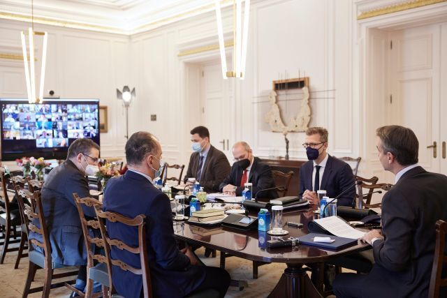 Παίζοντας τις «κουμπάρες» και περιμένοντας την Όμικρον