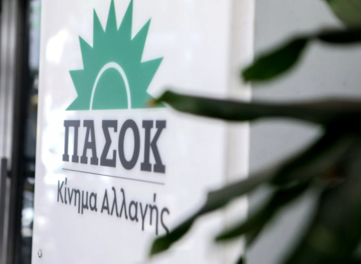 Το ΠΑΣΟΚ κατηγορεί το Μαξίμου για αντιφάσεις και συγκάλυψη Καραμανλή