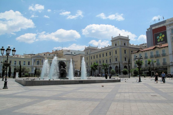 Ένταση στο δημοτικό συμβούλιο για το πάρκινγκ της πλατείας Κοτζιά – Αλληλοκατηγορίες μεταξύ Δούκα και Μπακογιάννη