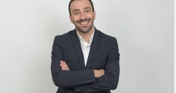Ο Γιώργος Χατζηπαύλου μιλά για την παράσταση «Comedy club για παιδιά»