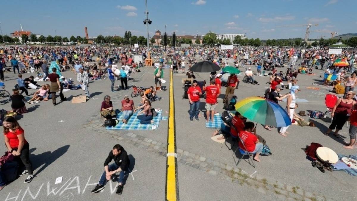 Διαδηλώσεις κατά της καραντίνας στην Ευρώπη