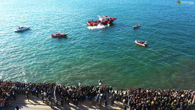 Θεσσαλονίκη: Πλήθος κόσμου στα Θεοφάνεια- Ένας 39χρονος έπιασε τον Σταυρό