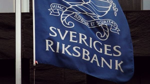 Riksbank: Αμετάβλητο το επιτόκιο, επεκτείνεται το QE για έξι μήνες