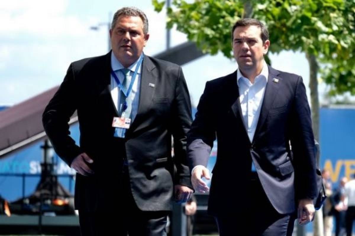 Νέες αποκαλύψεις για διαλόγους «ντροπής» Παπαγγελόπουλου - Καμμένου παρουσία Τσίπρα