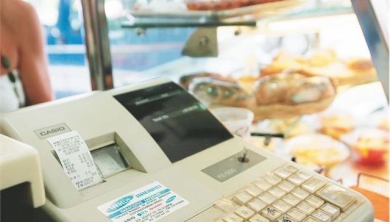 Αυξήσεις σε δύο συντελεστές ΦΠΑ προτείνει η κυβέρνηση