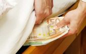 Με τα λεφτά από το... στρώμα πληρώθηκαν οι φόροι