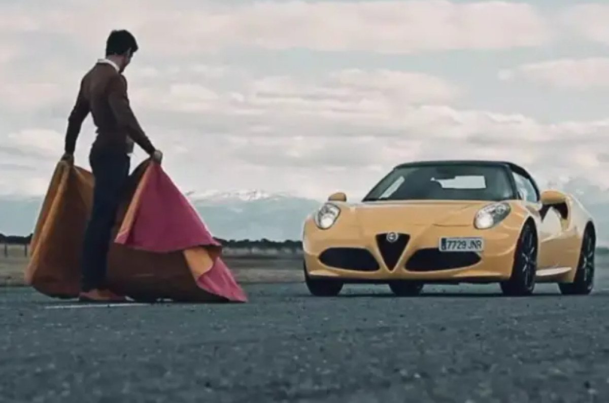 Ένας ταυρομάχος αντιμέτωπος με μια Alfa Romeo 4C Spider