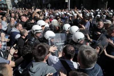 Επεισόδια σε διαδήλωση ενάντια στο νέο lockdown στο Βελιγράδι
