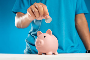 «Κουμπαράς για τη νέα γενιά»: Πώς θα συνεισφέρει το κράτος στις αποταμιεύσεις – Οι αντιδράσεις