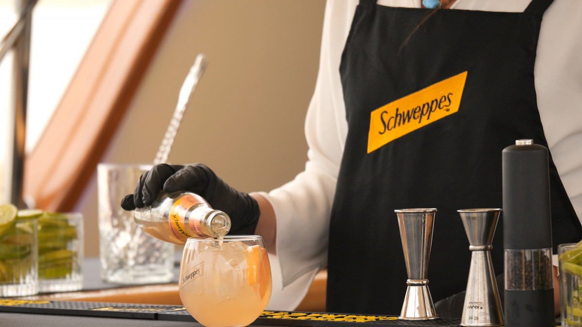 Schweppes: Καμπάνια με αιχμή το ελληνικό καλοκαίρι!